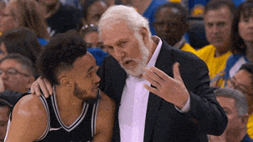 gif- tecnico dando dicas ao jogador de basketball
