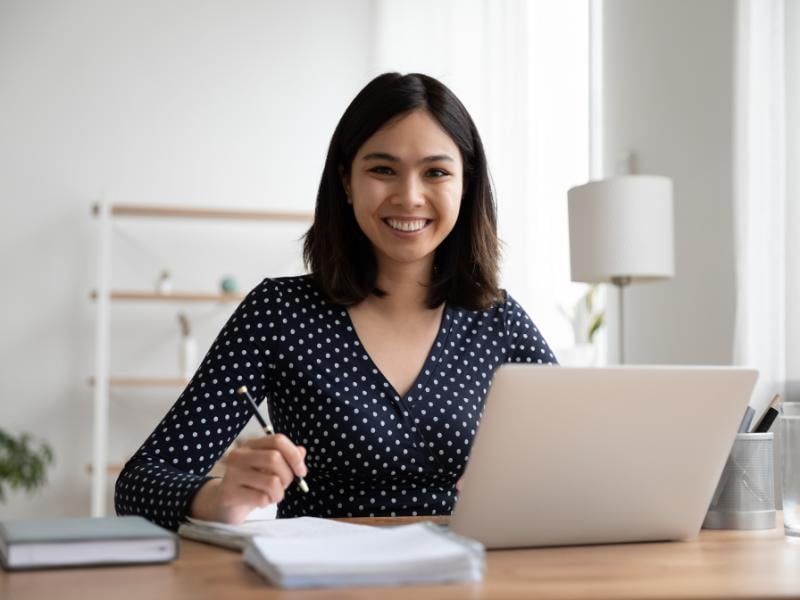 mulher em frente ao seu computador, em sua mesa
