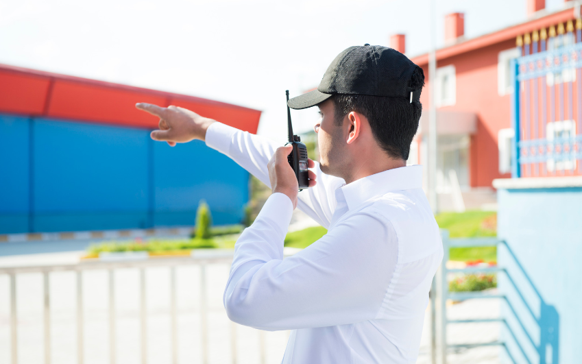 porteiro utilizando um radio comunicador para transmitir um código Q.