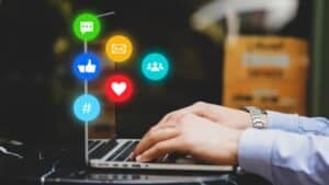 pessoa utilizando notebook e �cones de aplicativos saindo da tela