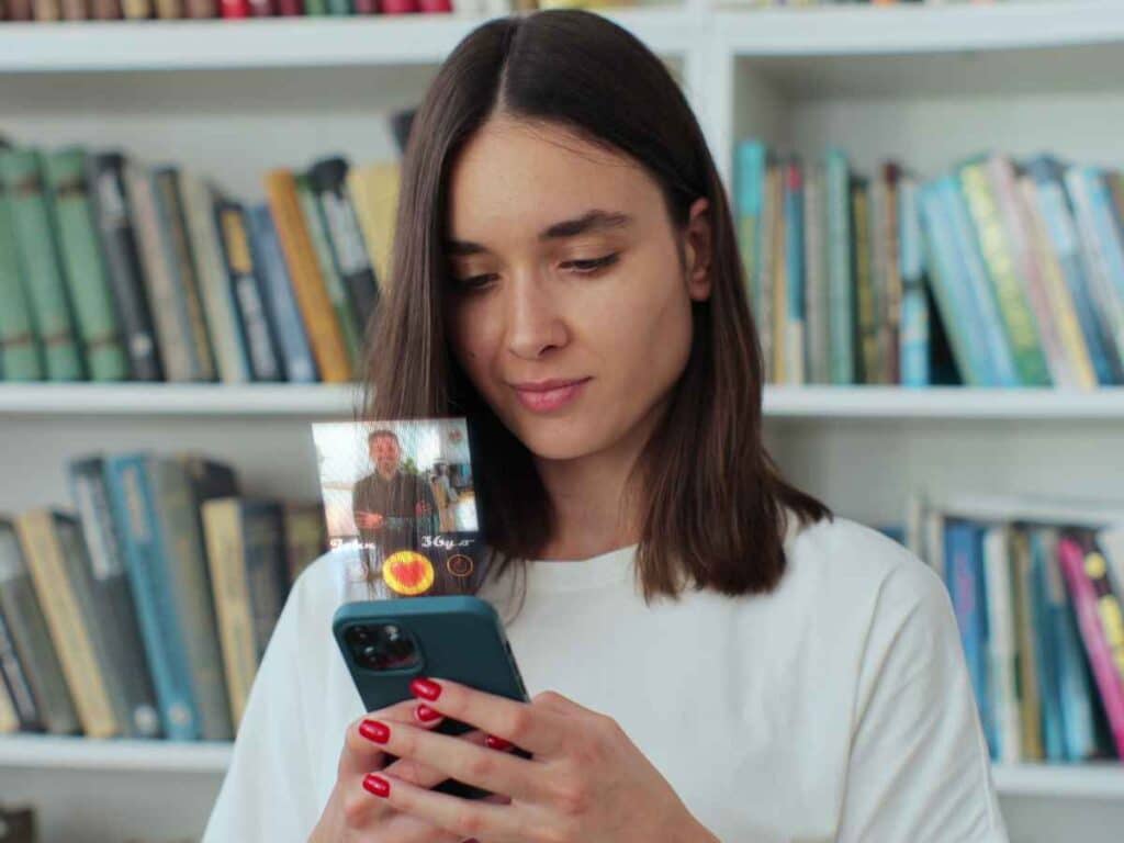 Mulher observando as sugestões dárias de usuários para iniciar um relacionamento.